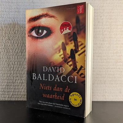 Cover van het tweedehands boek 'Niets Dan De Waarheid' door David Baldacci, getoond in 400x400 pixels.