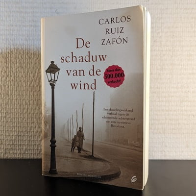 Cover van het tweedehands boek 'De schaduw van de wind' door Carlos Ruiz Zafón, getoond in 400x400 pixels.