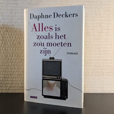Cover van het tweedehands boek 'Alles is zoals het zou moeten zijn' door Daphne Deckers, getoond in 400x400 pixels.