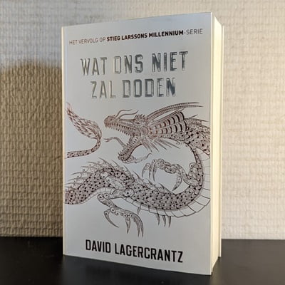 Cover van het tweedehands boek 'Wat ons niet zal doden' door David Lagercrantz, getoond in 400x400 pixels.