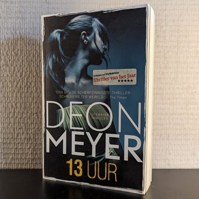 Cover van het tweedehands boek '13 uur' door Deon Meyer, getoond in 400x400 pixels.