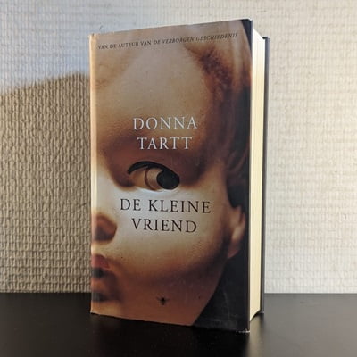 Cover van het tweedehands boek 'De kleine vriend' door Donna Tartt, getoond in 400x400 pixels