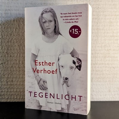 Cover van het tweedehands boek 'Tegenlicht' door Esther Verhoef, getoond in 400x400 pixels.