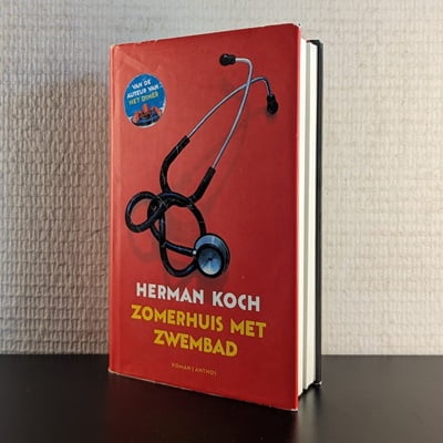 Cover van het tweedehands boek 'Zomerhuis met zwembad' door Herman Koch, getoond in 400x400 pixels.