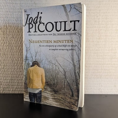 Cover van het tweedehands boek 'Negentien Minuten' door Jodi Picoult, getoond in 400x400 pixels.
