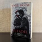 Op zoek naar 'Citadel' en andere werken van Kate Mosse? Wij kopen deze tweedehands boeken! Neem contact op als je exemplaren hebt die je wilt verkopen.