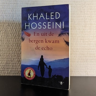 Cover van het tweedehands boek 'En uit de bergen kwam de echo' door Khaled Hosseini, getoond in 400x400 pixels