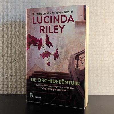 Cover van het tweedehands boek 'De orchideeëntuin' door Lucinda Riley, getoond in 400x400 pixels.