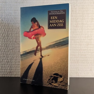 Cover van het tweedehands boek 'Een middag aan zee' door Marianne Hoogstraaten, getoond in 400x400 pixels.