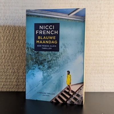 "Cover van het tweedehands boek 'Blauwe Maandag' door Nicci French, getoond in 400x400 pixels.
