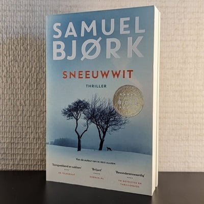 Cover van het tweedehands boek 'Sneeuwwit' door Samuel Bjork, getoond in 400x400 pixels.