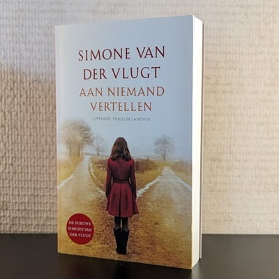 Cover van het tweedehands boek 'Aan niemand vertellen' door Simone van der Vlugt, getoond in 400x400 pixels.