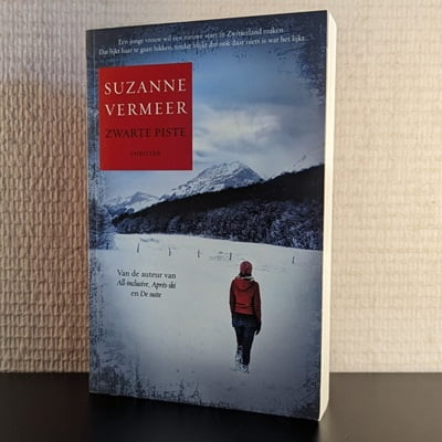 Cover van het tweedehands boek 'Zwarte piste' door Suzanne Vermeer, getoond in 400x400 pixels.