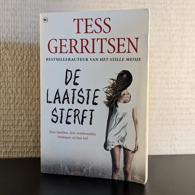 Cover van het tweedehands boek 'De laatste sterft' door Tess Gerritsen, getoond in 400x400 pixels.